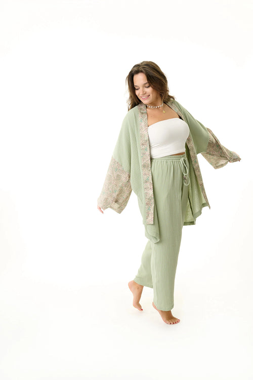 Model trägt langen Boho-Chic Kimono in salbeigrün