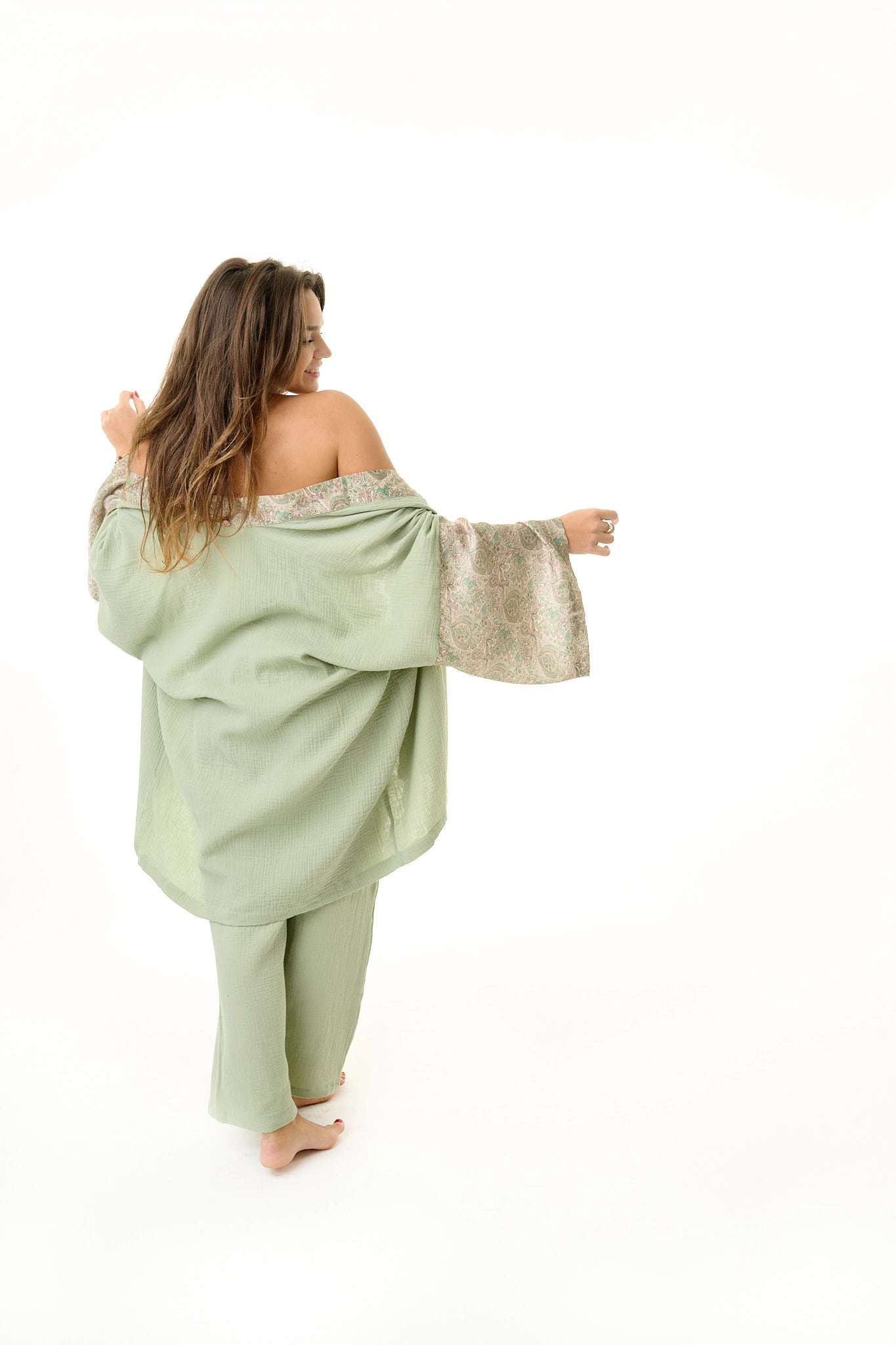 Langen Boho-Chic Kimono in salbeigrün mit Details am Arm von hinten 
