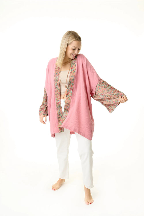Model trägt langen Kimono in pink mit Details an den Armen 