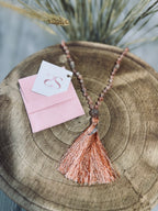 Mala Kette in pink mit Verpackung und Logo von Sisters of siam 