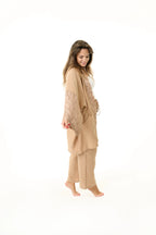 Goldener Kimono im Boho-Chic Stil
