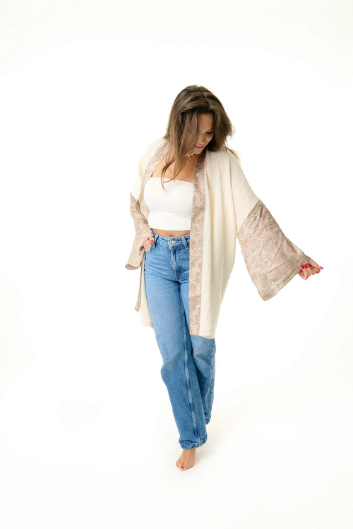 Kimono in hellbeige mit Details an den Armen 
